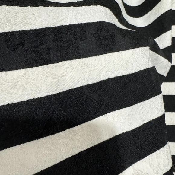ANN TAYLOR- Black & White Stripe Textured Short Sleeve Blouse- SIZE Large - Picture 6 of 6